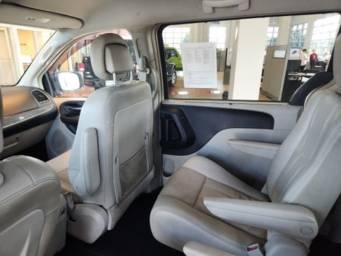 Used 2014 Chrysler Town & Country Touring image 16