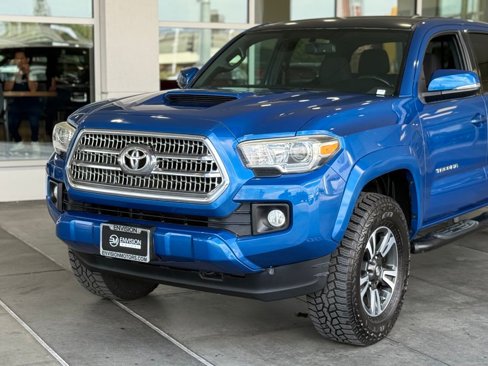 Used 2017 Toyota Tacoma TRD Sport image 3