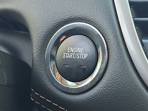 Certified 2022 Chevrolet Trax LT w/ Midnight Edition image 17