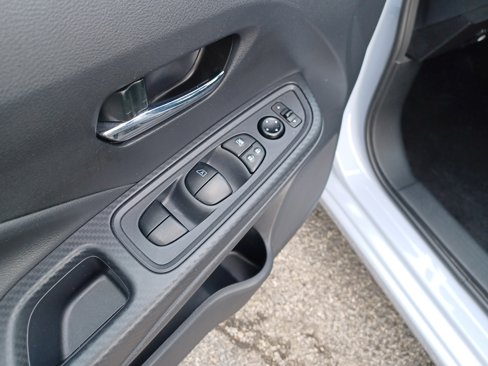 Used 2024 Nissan Versa SV w/ Trunk Package image 10