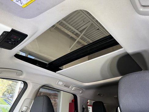 Used 2022 Nissan Pathfinder SV w/ SV Premium Package image 40