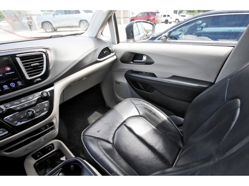 Used 2017 Chrysler Pacifica Limited image 10