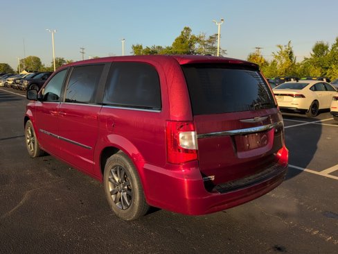 Used 2016 Chrysler Town & Country S w/ Driver Convenience Group image 4