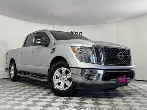 Used 2017 Nissan Titan SV image 2