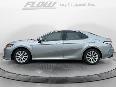 Used 2018 Toyota Camry LE image 5