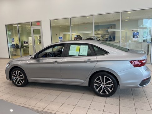 Used 2025 Volkswagen Jetta SE image 5