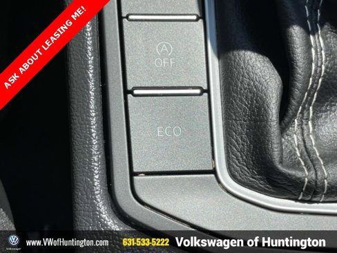 Certified 2025 Volkswagen Jetta SE w/ Sunroof Package image 31