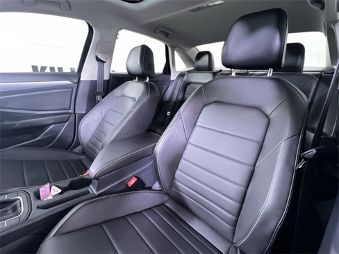Used 2024 Volkswagen Jetta SE w/ Panoramic Sunroof Package image 11