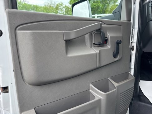 Used 2017 Chevrolet Express 4500 Extended image 13