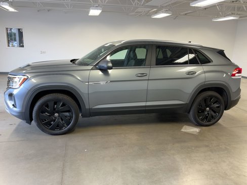 Used 2025 Volkswagen Atlas Cross Sport SE image 2