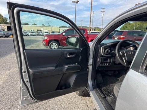 Used 2017 Toyota Tacoma SR image 14