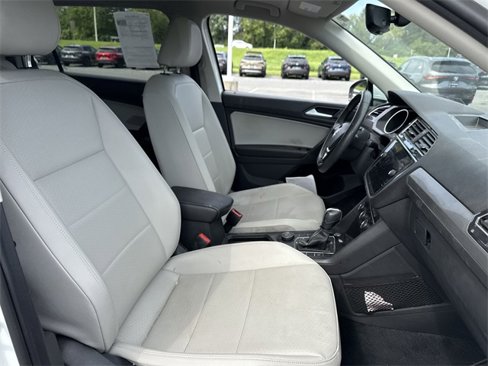 Used 2021 Volkswagen Tiguan SE w/ Panoramic Sunroof Package image 13