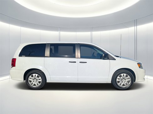 Used 2019 Dodge Grand Caravan SXT image 2