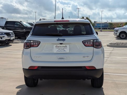 New 2025 Jeep Compass Latitude image 4