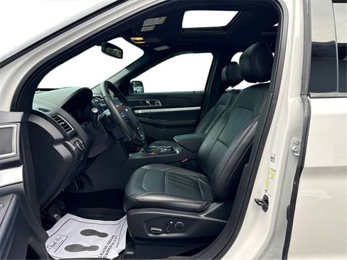 Used 2017 Ford Explorer XLT w/ Equipment Group 202A image 10