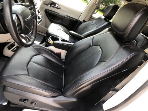 Used 2020 Chrysler Pacifica Touring-L image 11
