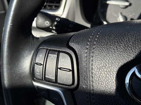 Used 2019 Toyota Highlander SE image 28