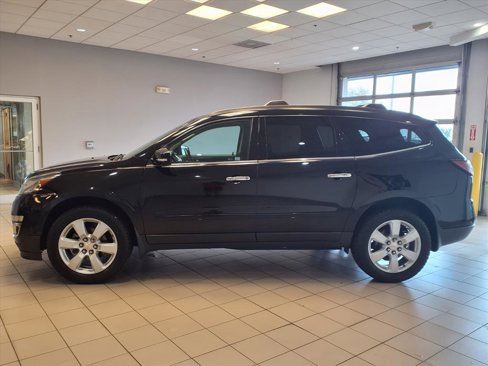 Used 2017 Chevrolet Traverse LT w/ Style and Technology Package image 3