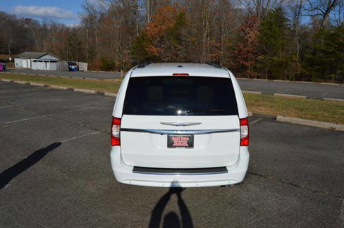 Used 2016 Chrysler Town & Country Touring-L image 10