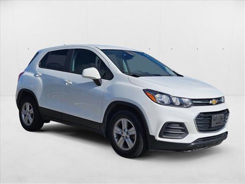 Used 2022 Chevrolet Trax LS w/ Tint and Cruise Package image 3