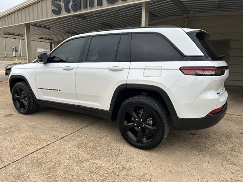 Used 2023 Jeep Grand Cherokee Limited w/ Black Appearance Package image 11