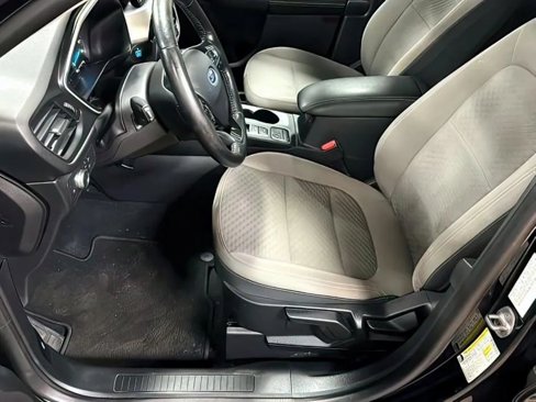 Used 2021 Ford Escape SE w/ Cold Weather Package image 9