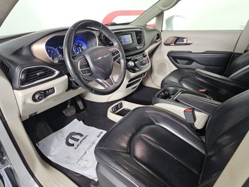 Certified 2017 Chrysler Pacifica Touring-L image 9