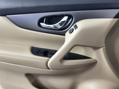 Used 2016 Nissan Rogue SV image 9