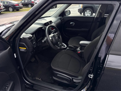 Used 2016 Kia Soul + image 9