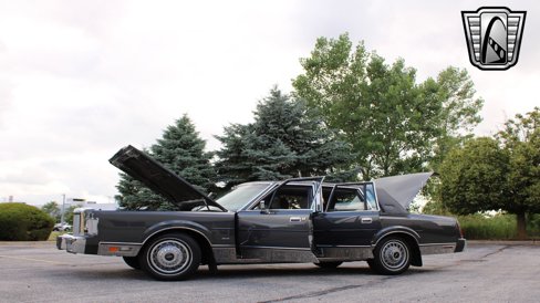 Used 1986 Lincoln Town Car image 19