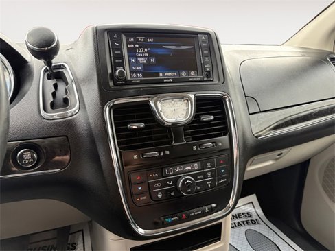 Used 2016 Chrysler Town & Country Touring-L w/ Driver Convenience Group image 17