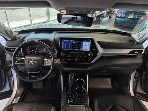 Used 2020 Toyota Highlander Platinum image 10