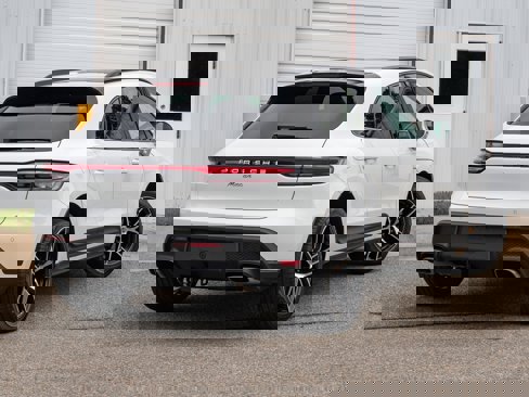 Certified 2025 Porsche Macan image 7