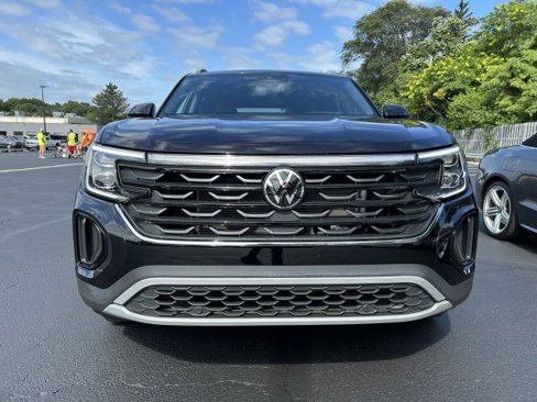 Used 2024 Volkswagen Atlas Cross Sport SE image 2