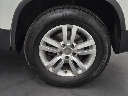 Used 2015 Volkswagen Tiguan S image 5