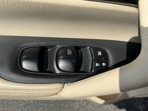 Used 2020 Nissan Rogue SV w/ Premium Package image 59