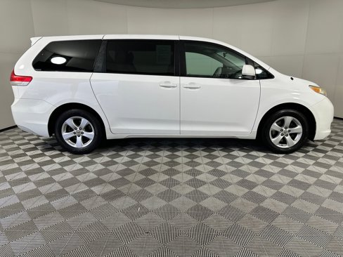 Used 2012 Toyota Sienna LE image 7