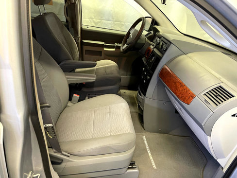 Used 2008 Chrysler Town & Country LX image 12