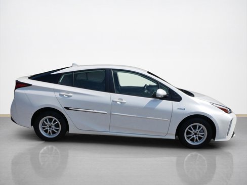 Used 2019 Toyota Prius XLE image 2