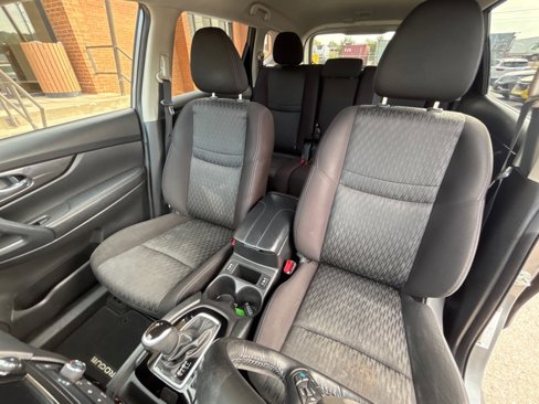 Used 2020 Nissan Rogue SV w/ Premium Package image 15