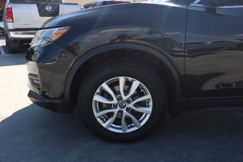 Used 2018 Nissan Rogue SV image 11