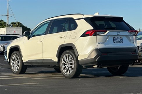 Used 2022 Toyota RAV4 XLE Premium image 6