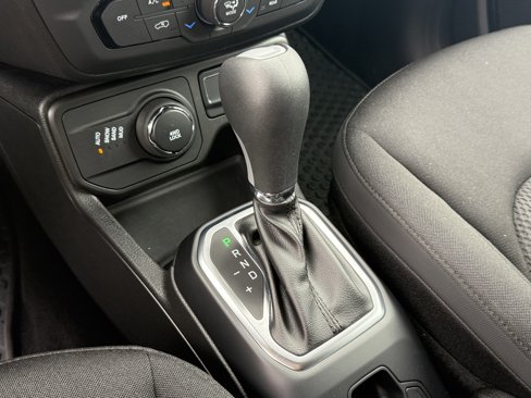 Used 2018 Jeep Renegade Altitude image 19