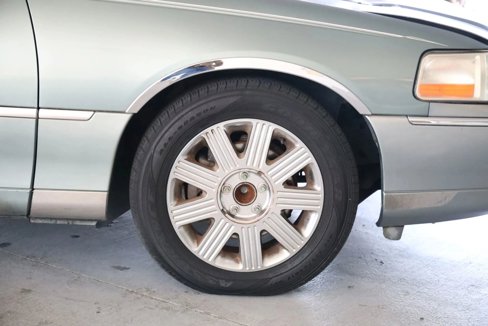 Used 2005 Lincoln Town Car Signature Limited image 23