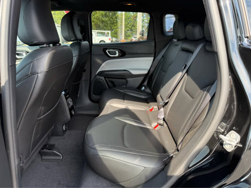 Used 2025 Jeep Compass Limited image 24