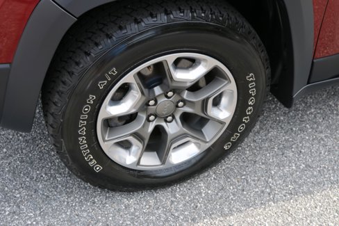 Used 2019 Jeep Cherokee Trailhawk image 14