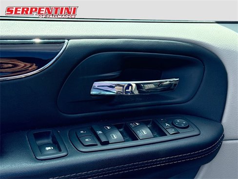 Used 2014 Chrysler Town & Country Touring-L image 19