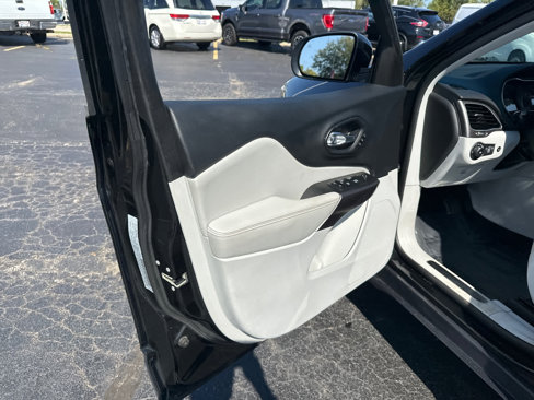 Used 2019 Jeep Cherokee Limited image 30