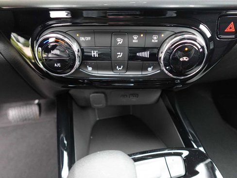 Used 2025 Chevrolet Trax LT w/ LT Convenience Package image 19