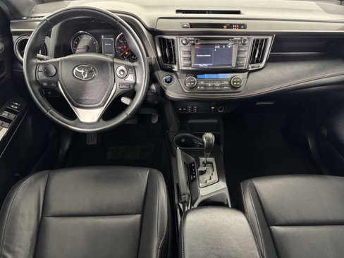 Used 2018 Toyota RAV4 SE image 10